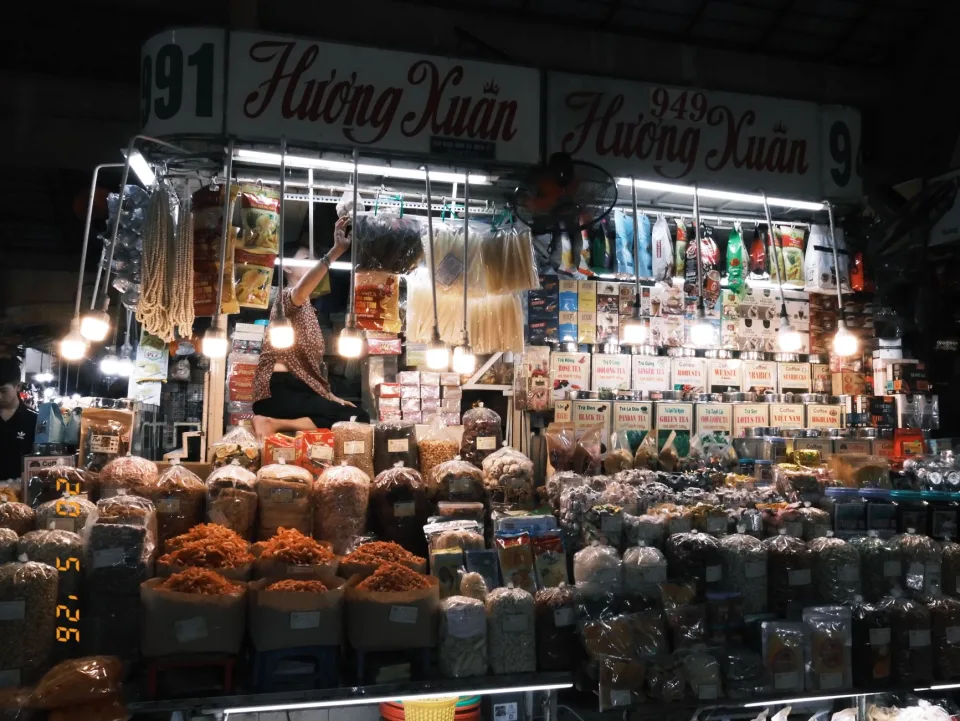 Bếp và nhân viên tại quán