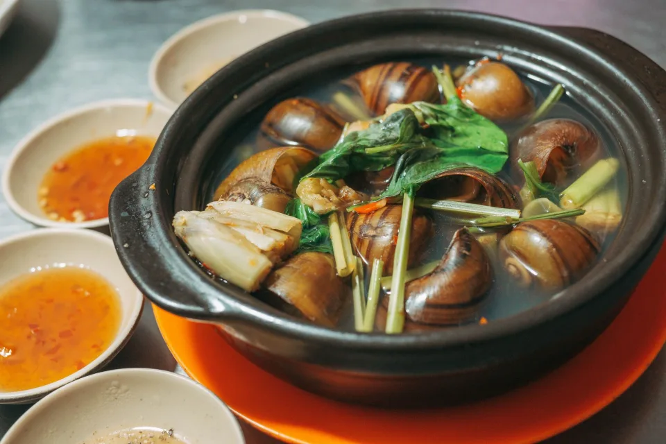 Bếp và nhân viên tại quán
