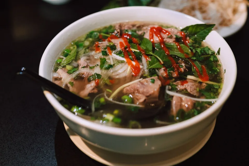 Kệ gia vị và đồ ăn kèm